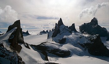 Foto: Wilfried Bauer De sørlige Drygalskifjella i Dronning Maud Land, sett fra sørøst. Dette fjellområdet ble kartlagt av den norske antarktisekspedisjonen 1956–60.