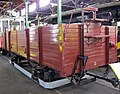 Wiener Straßenbahngüterwagen mit charakteristischer umlaufender Holzverkleidung der Achsen zur Vermeidung von Unfällen im Straßenverkehr