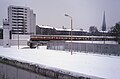 S-Bahn-Zug der BVG an der Grenze am Berliner Nordbahnhof, der Kolonnenweg unterquert die Bahntrasse, 1987