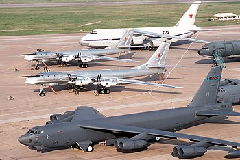 Een B-52 Stratofortress, twee Tupolev Tu-95's en een Antonov An-124.