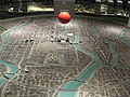 Modell von Hiroshima mit gekennzeichnetem Hypozentrum der Atombombenexplosion
