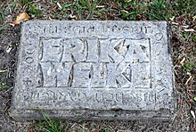 Gedenkstein für Erika Welke. Inschrift: Erika Welke. Mitbegründerin des Botanischen Gartens † 2009