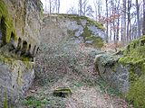 Die angebliche Torgasse nach Nordosten mit der Kragsteinreihe und den gegenüberliegenden Felsabarbeitungen