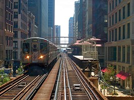 Een metrostel van de bruine lijn verlaat station Madison/Wabash