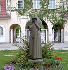 Kiefholzstraße: Skulptur von Fritz Cremer am Eingang zum Friedhof