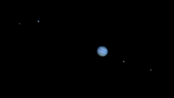 Jupiter mit den Galileischen Monden (von links nach rechts: Kallisto, Ganymed, Jupiter, Io, Europa) aufgenommen am 18. Januar 2024, Bildhöhe zirka sechs Bogenminuten.