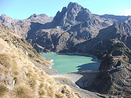 Il lago visto dalla Valmorta. Sullo sfondo il Pizzo Recastello