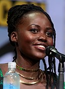 Lupita Nyong’o spielt Maz Kanata.