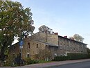 Mehrfamilienwohnhaus mit Nebengebäude und Pflasterung der Hofzufahrt