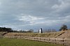 Een afgeknotte obelisk, ter herdenking van de voltooiing der linie