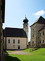 Blick vom Burghof auf die Kirche