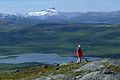 Blick vom 994 m hohen Loadásj über den Vastenjaure auf das Sulitjelma-Gebirge in Norwegen