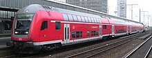 Essen Hbf: Rhein-Haard-Express vor Abfahrt nach Münster (Westf) Hbf, der dritte Wagen ist das „ZugCafé“