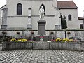 Statue von Louis Curel, Dorfbrunnen und Kirche