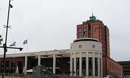 De voorkant van het Theaterhotel, met de toren goed zichtbaar.