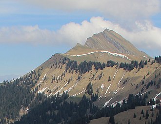 Blick vom Col de Soladier auf die Dent de Lys, links davon Vorgipfel Lys Derrey und der Col de Lys am linken Ende des Schneebandes links der Bildmitte