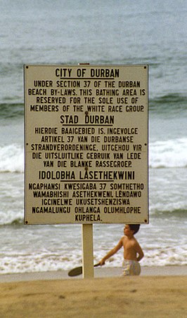 Bord dat in drie talen meldt dat een strand is voorbehouden voor blanken (foto uit 1989).