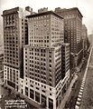 9a. Zweipunktperspektive. Man blickt auf die (vorne liegende) Ecke eines Gebäudes. Gebäude in New York, Fotografie, 1921.