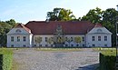 Gutsanlage mit Herrenhaus, Park mit Pavillonruine, Wirtschaftshof einschließlich Ehrenhof mit straßenseitiger Einfriedung, Stallgebäude, Gästehaus, Wirtschaftshaus, Brennerei mit Nebengebäude sowie Eiskeller