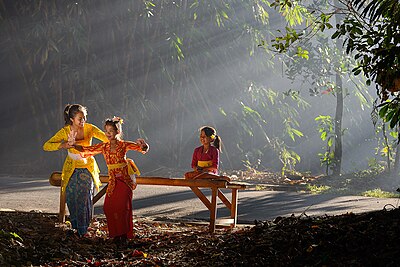 Seorang anak kecil sedang belajar menari di Desa Penglipuran