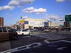 Queens Boulevard ile 57. Cadde'nin kesiştiği bölgeden görünüm. Arka planda Queens Center yer almaktadır.