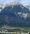 Die Rumer Spitze von Innsbruck. Im Vordergrund das Olympische Dorf und Arzl