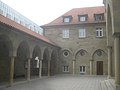 Säulen des Arkadenhofs der St.-Fidelis-Kirche in Stuttgart