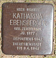 Katharina Ebensberger vor der Gärtnerstraße 107