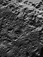 Kuzeydoğu krater tabanının Lunar Orbiter 5 tarafından çekilen görüntüsü, çatlak darbeli erimenin düzensiz yüzeyini gösteriyor. Güneş sağ altta.