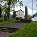 Wallerfangen, Gefallenenmahnmal von 1956 für die Gefallenen der beiden Weltkriege des 20. Jahrhunderts auf dem Pestfriedhof