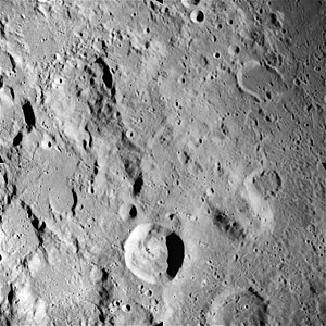 Krater Zöllner (links oben) und Kant (unten Mitte), aufgenommen von Apollo 16