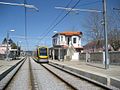 Castelo da Maia, met rechts het oude stationsgebouw van de voormalige smalspoorlijn