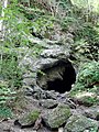 Eingang im löchrigen Nagelfluhgestein