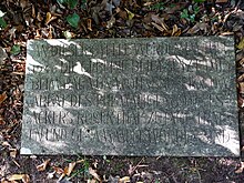 Inschrift: An dieser Stelle wurden im Juli 1946 die Gebeine beigesetzt die beim Bau von Wohnhäusern im Areal des ehemaligen Gottesacker Rosenthal zutage traten und gesammelt worden sind. Standort: 47°33'59"N 7°38'36"E, 47.566358, 7.643208