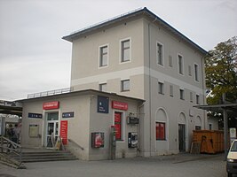 Straßenseite des Bahnhofsgebäudes