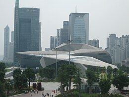 Opernhaus Guangzhou vor dem Panorama der Stadt Guangzhou