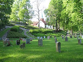 Kirche von Haslum mit Friedhof