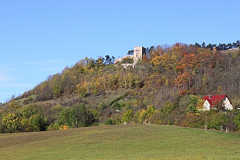 Burg im Herbst, ähnlicher Standort. Auffällig ist der Wohnturm.