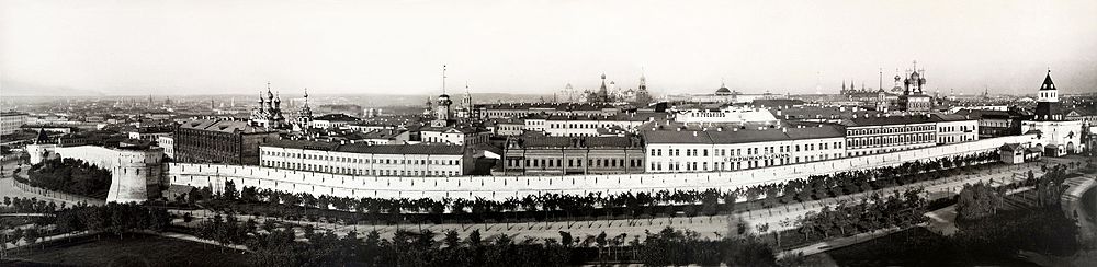 Panorama Kitaj-gorodu, 1887. Widok od Baszty Iljińskiej (L) do Warwaskiej (P). Pomiędzy nimi znajduje się Baszta Mnogogrannaja, cerkiew św. Mikołaja, cerkiew Trójcy Świętej i wieża Komendy Miejskiej Policji