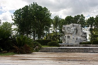 Parkın içinde yer alan Lenin anıtı.