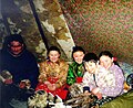 Çadır içinde bir Nenets ailesi