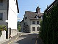 Neuburg, Ortskern mit Schulhaus (vorne) und Restaurant (links)