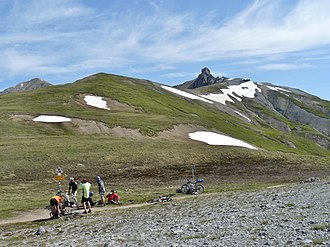 Blick von der Passhöhe Richtung Nordosten, rechts die Punta Casana, links der Piz Chaschauna