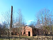 Vooraanzicht van de vervallen steenfabriek