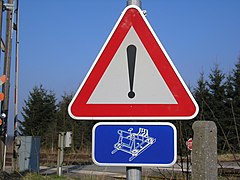 Schild „Achtung, Fahrraddraisinen“ in einem Bahnhof bei Sourbrodt in Belgien