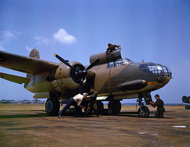 Douglas A/20C-BO Havoc. Lend-Lease Sözleşmesine dayanarak Kraliyet Hava Kuvvetleri'ne verilmek için Britanya tipi kamuflajı uygulandı. Ancak daha sonra büyük çoğunluğu USAAF'e geri aktarıldı. Kuyruk tescil numarası "635" 'dan dolayı A-20C-BO s/n 41-19635 olduğu düşünülmektedir. (Virginia eyaletinde bulunan Langley Field'de Alfred T. Palmer tarafından çekildi, Temmuz 1942). (Üreten: Alfred T. Palmer)
