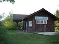 Ein Unterstand im ehemaligen Bahnhofsgebäude von Buchenberg. Wo bis 1984 die Gleise lagen, läuft heute der Allgäu-Radweg.