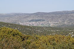 Blick vom Arachneongebirge auf Arachneo.