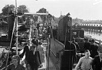 Pontonbrug over het IJ in Amsterdam in 1945