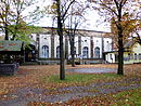 Ausflugsgaststätte „Friedrichshöhe“ mit Saalanbau, Treppenanlage und Freisitzbereich sowie dem Kiosk „Mausediele“ (Eisenbahnstraße 125)